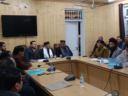 हिमाचल प्रदेश राज्य सातवें वित आयोग के अध्यक्ष एंव विधायक नंद लाल  समीक्षा बैठक में चर्चा करते