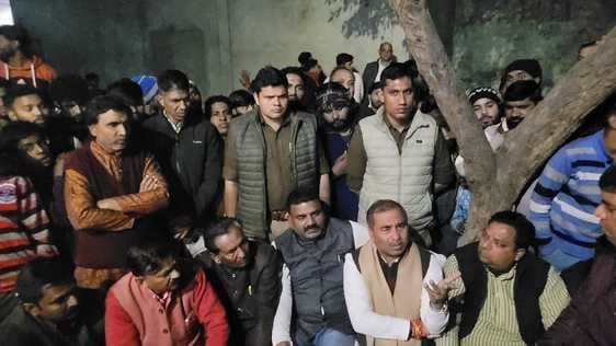 कलक्ट्रेट तिराहे पर प्रदर्शन करते बजरंग दल के कार्यकर्ता