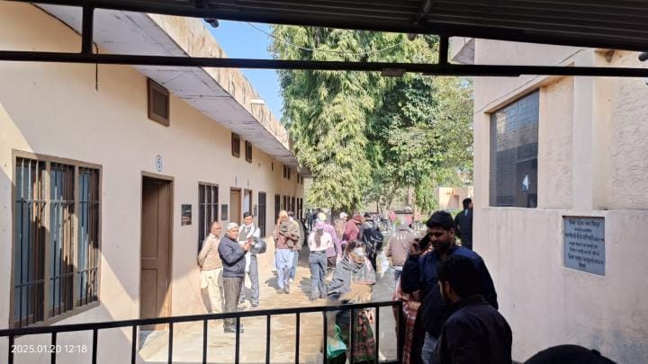 लघु सचिवालय परिसर में प्रदर्शन करते हुए पटवारी। संवाद।