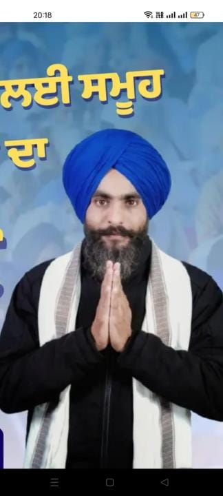 मतदान केंद्र के बाहर वोट करने के लिए लाइन में लगे वोटर।संवाद