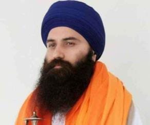 मतदान केंद्र के बाहर वोट करने के लिए लाइन में लगे वोटर।संवाद