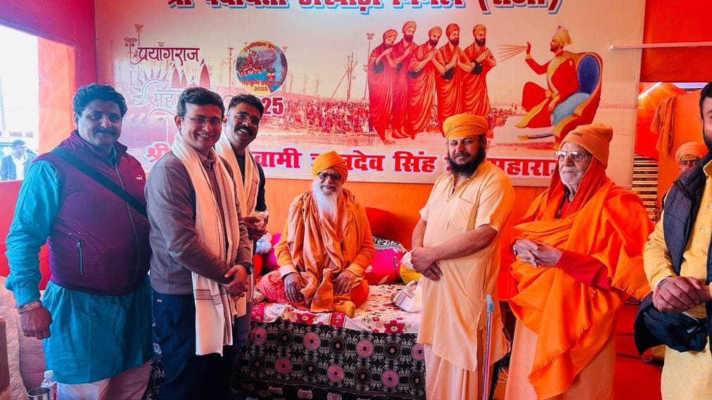 प्रयागराज मे कलेक्टर, एसपी सभी अखाड़ों के संतो से चर्चा कर आवश्यक व्यवस्थाओं की जानकारी ली