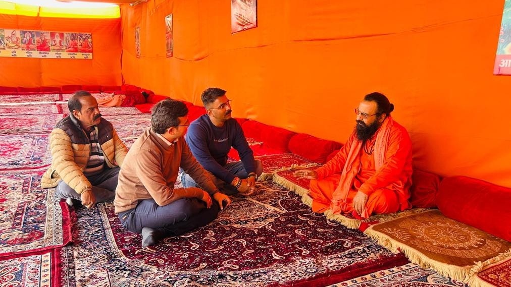 प्रयागराज मे कलेक्टर, एसपी सभी अखाड़ों के संतो से चर्चा कर आवश्यक व्यवस्थाओं की जानकारी ली