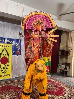 पश्चिम बंगाल के प्रसिद्ध कलाकारो ने महिषासुर और देवी दुर्गा के बीच के संघर्ष के साथ किया छाऊ नृ पश्चिम बंगाल के प्रसिद्ध कलाकारो ने महिषासुर और देवी दुर्गा के बीच के संघर्ष के साथ किया छाऊ नृ