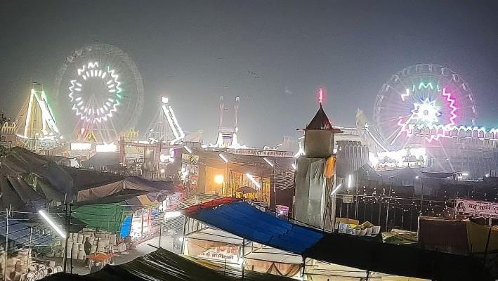 सांस्कृतिक पांडाल में रामलीला का मंचन करते कलाकार।