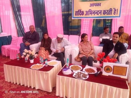सड़क सुरक्षा अभियान के तहत पांवटा साहिब में यातायात नियम जागरुकता शिविर में पहुंचे वाहन संचालक 