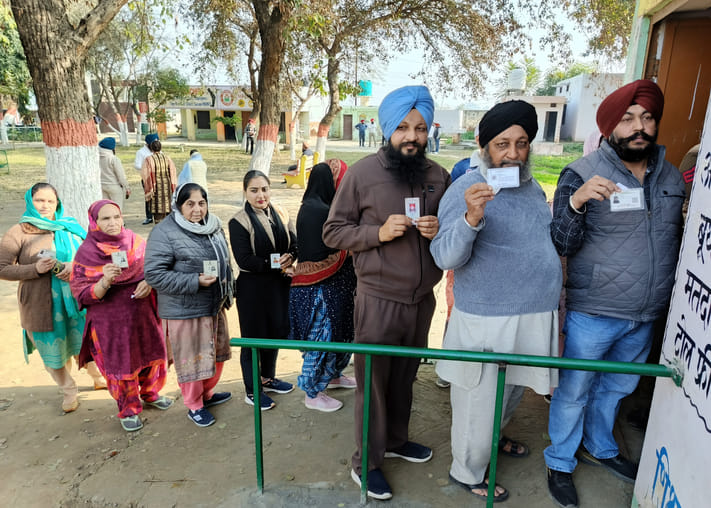 शाहाबाद। गांव नलवी में बने मतदान केंद्र में मत करने के लिए लाइन में लगे मतदाता। शाहाबाद। गांव नलवी में बने मतदान केंद्र में मत करने के लिए लाइन में लगे मतदाता।