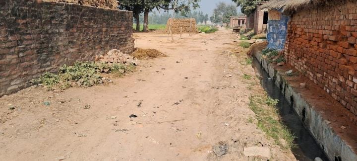 अकबरपुर के अहरिया वार्ड में सड़क पर बह रहा गंदा पानी। अकबरपुर के अहरिया वार्ड में सड़क पर बह रहा गंदा पानी।