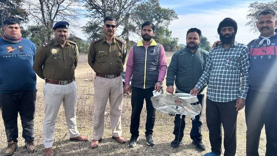 ब्रह्मपुर में खेतों में गिरा गुब्बारा। स्रोत ग्रामीण ब्रह्मपुर में खेतों में गिरा गुब्बारा। स्रोत ग्रामीण