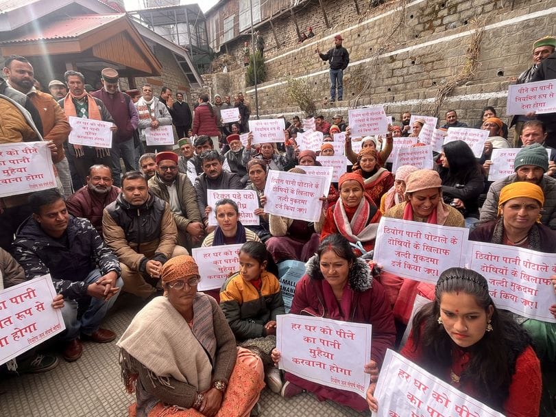 एसडीएम ठियोग को ज्ञापन देने के लिए रैली निकालते मोर्चा से जुड़े ग्रामीण व अन्य नेता एसडीएम ठियोग को ज्ञापन देने के लिए रैली निकालते मोर्चा से जुड़े ग्रामीण व अन्य नेता