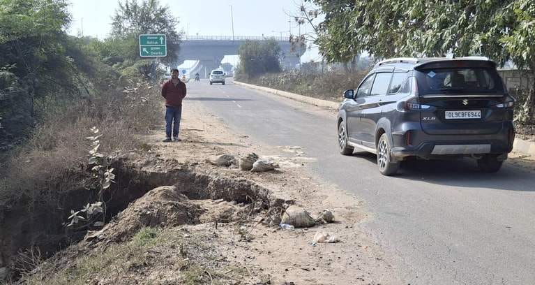 -फोटो 51 : नजफगढ़ रोड फ्लाईओवर के नजदीक सर्विस लेन पर धंसी जमीन और बना गड्ढा। संवाद -फोटो 51 : नजफगढ़ रोड फ्लाईओवर के नजदीक सर्विस लेन पर धंसी जमीन और बना गड्ढा। संवाद