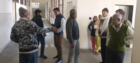 फोटो 72: पटवार भवन में खाली पड़ी पटवारियों की कुर्सियां। फोटो 72: पटवार भवन में खाली पड़ी पटवारियों की कुर्सियां।
