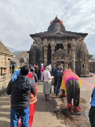 घृत मंडल के आखिरी दिन दर्शनों के लिए लगी श्रद्धालुओं की लाइन