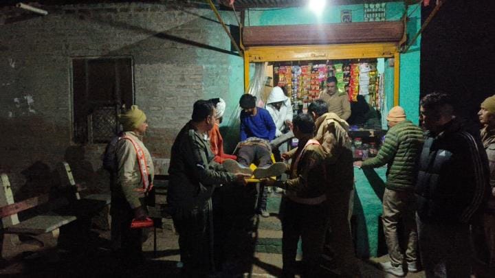 हांसी घटनास्थल से शव को लेकर जाते हुए पुलिसकर्मी। संवाद हांसी मौके से मिला खोल। संवाद हांसी घटनास्थल से शव को लेकर जाते हुए पुलिसकर्मी। संवाद हांसी मौके से मिला खोल। संवाद