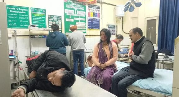हादसे के उपरांत क्षतिग्रस्त आटिका और बस का दृश्य। संवाद