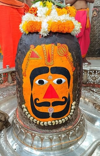 मंगलवार की भस्म आरती मे हनुमान स्वरूप मे श्रृंगारित हुए बाबा महाकाल मंगलवार की भस्म आरती मे हनुमान स्वरूप मे श्रृंगारित हुए बाबा महाकाल