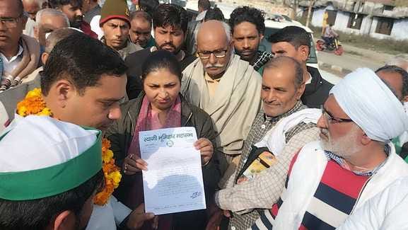 मंसूरपुर में ओवर ब्रिज बनाने की मांग को लेकर पदयात्रा निकालते ग्रामीण। स्रोतः संवाद मंसूरपुर में ओवर ब्रिज बनाने की मांग को लेकर पदयात्रा निकालते ग्रामीण। स्रोतः संवाद