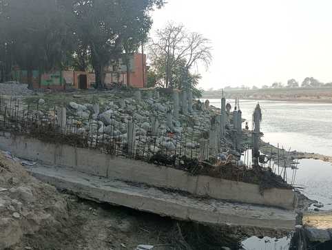 पीलीभीत के आयुर्वेदिक कॉलेज चौराहे के पास बनाया जा रहा गेट।संवाद पीलीभीत के आयुर्वेदिक कॉलेज चौराहे के पास बनाया जा रहा गेट।संवाद