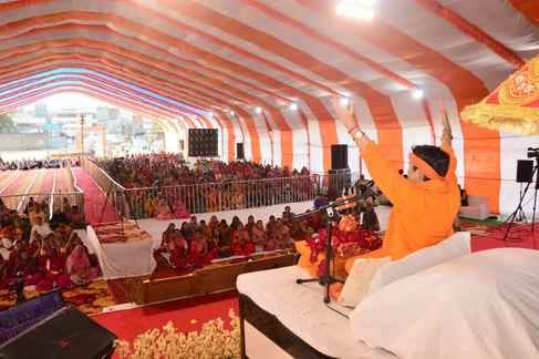 श्री राम कथा मे महामंडलेश्वर अन्नपूर्णा गिरी ने कहा - मंदिरों मे सेल्फी पर लगाओ प्रतिबंध श्री राम कथा मे महामंडलेश्वर अन्नपूर्णा गिरी ने कहा - मंदिरों मे सेल्फी पर लगाओ प्रतिबंध