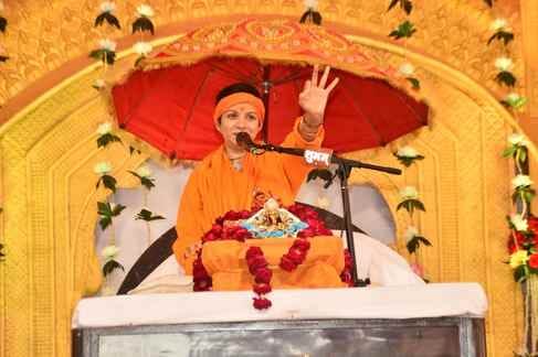 श्री राम कथा मे महामंडलेश्वर अन्नपूर्णा गिरी ने कहा - मंदिरों मे सेल्फी पर लगाओ प्रतिबंध श्री राम कथा मे महामंडलेश्वर अन्नपूर्णा गिरी ने कहा - मंदिरों मे सेल्फी पर लगाओ प्रतिबंध