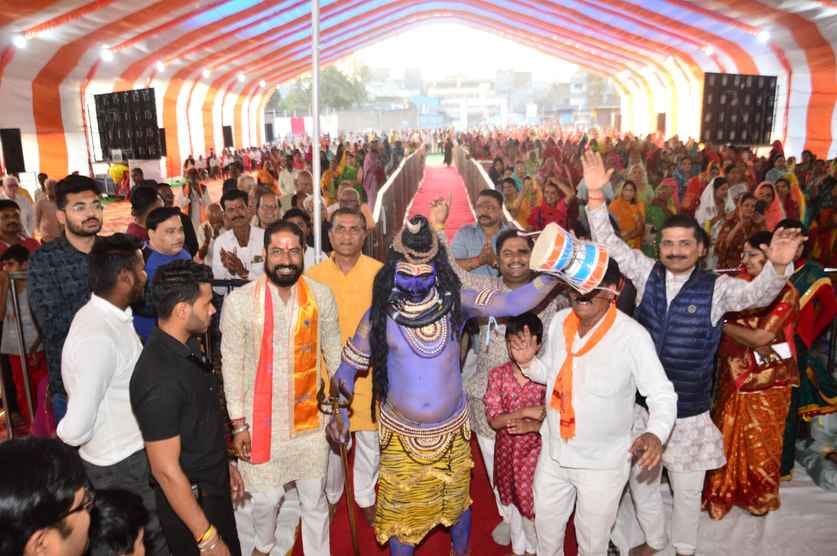 श्री राम कथा मे महामंडलेश्वर अन्नपूर्णा गिरी ने कहा - मंदिरों मे सेल्फी पर लगाओ प्रतिबंध श्री राम कथा मे महामंडलेश्वर अन्नपूर्णा गिरी ने कहा - मंदिरों मे सेल्फी पर लगाओ प्रतिबंध