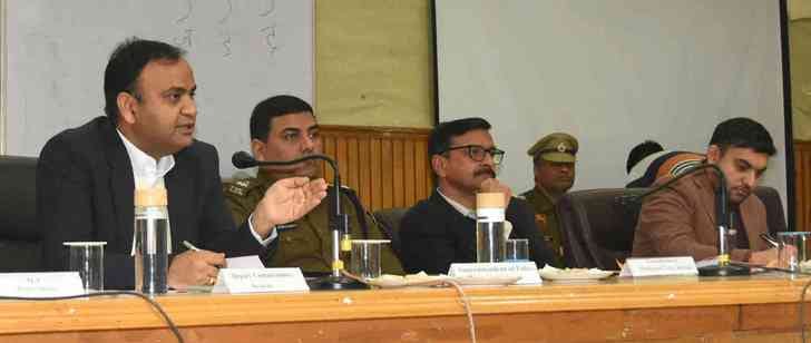 21सीटीके27-रिठाल नरवाल में बुल्डोर की मदद से अवैध निर्माण गिरावते डीडीपीओ राजपाल चहल। स्रोत : प