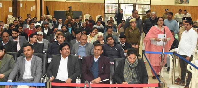 21सीटीके27-रिठाल नरवाल में बुल्डोर की मदद से अवैध निर्माण गिरावते डीडीपीओ राजपाल चहल। स्रोत : प