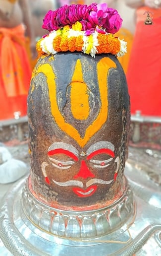 आज की भस्म आरती....मस्तक पर वैष्णव तिलक, गले में मुंड माला और फिर भस्म रमाकर सजे बाबा महाकाल आज की भस्म आरती....मस्तक पर वैष्णव तिलक, गले में मुंड माला और फिर भस्म रमाकर सजे बाबा महाकाल