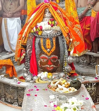 आज की भस्म आरती....मस्तक पर वैष्णव तिलक, गले में मुंड माला और फिर भस्म रमाकर सजे बाबा महाकाल आज की भस्म आरती....मस्तक पर वैष्णव तिलक, गले में मुंड माला और फिर भस्म रमाकर सजे बाबा महाकाल
