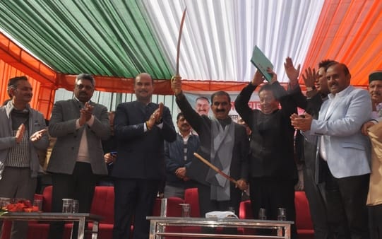 कांगड़ा विधानसभा के मटौर में आयोजित जनसभा में उपस्थित लोग। संवाद कांगड़ा विधानसभा के मटौर में आयोजित जनसभा में उपस्थित लोग। संवाद
