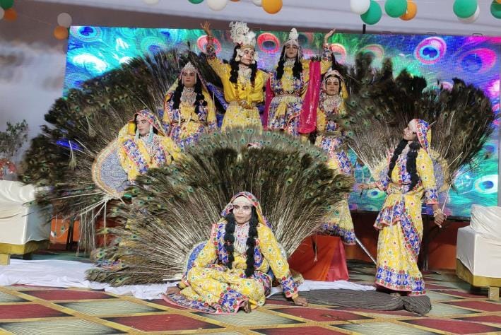 मेला रामनगरिया में शोभा यात्रा के दौरान करतब दिखाते साधु। मेला रामनगरिया में शोभा यात्रा के दौरान करतब दिखाते साधु।
