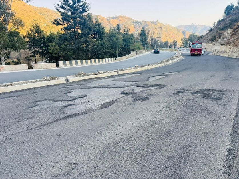पंडोह के पास उखड़ी फोरलेन की टायरिंग। संवाद पंडोह के पास उखड़ी फोरलेन की टायरिंग। संवाद