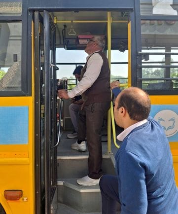 22जेएनडी19-एक निजी स्कूल की बस में खामी मिलने पर कार्रवाई करती टीम। संवाद