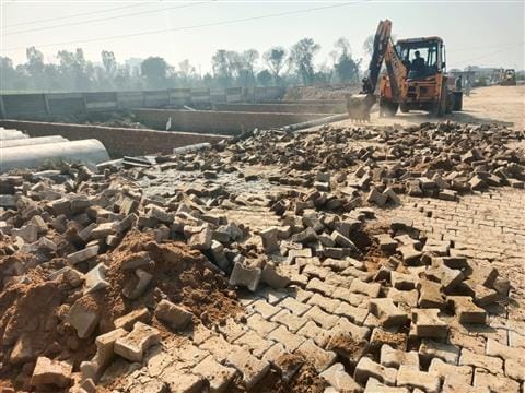 22सीटीके22..अभियान चलाकर मकड़ौली में विकसित की जा रही कॉलोनी ध्वस्त कराता प्रशासन। स्रोत : डीप 22सीटीके22..अभियान चलाकर मकड़ौली में विकसित की जा रही कॉलोनी ध्वस्त कराता प्रशासन। स्रोत : डीप
