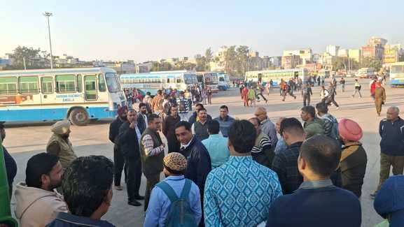 अंबाला शहर बस स्टैंड परिसर में खड़ी इलेक्ट्रिक बस। संवाद अंबाला शहर बस स्टैंड परिसर में खड़ी इलेक्ट्रिक बस। संवाद