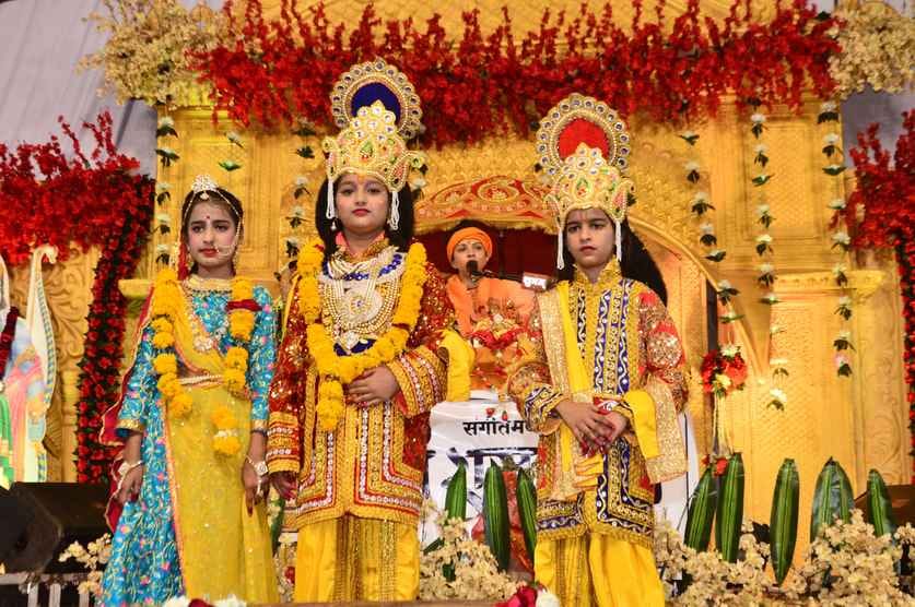 अयोध्या के श्री राम मंदिर प्रतिष्ठा महोत्सव की धूम उज्जैन मे मची, केसरिया ध्वज एवं सेकड़ो दीपो स अयोध्या के श्री राम मंदिर प्रतिष्ठा महोत्सव की धूम उज्जैन मे मची, केसरिया ध्वज एवं सेकड़ो दीपो स
