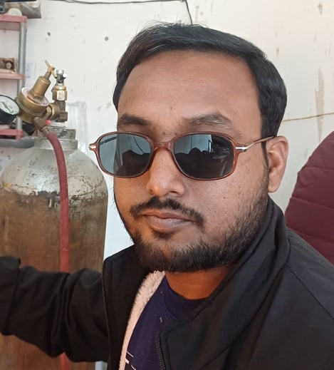 छावनी के बीडी फ्लोर मिल स्थित सत्संग विहार की मुख्य सड़क पर जमा पानी के बीच से गुजरते वाहन चाल छावनी के बीडी फ्लोर मिल स्थित सत्संग विहार की मुख्य सड़क पर जमा पानी के बीच से गुजरते वाहन चाल
