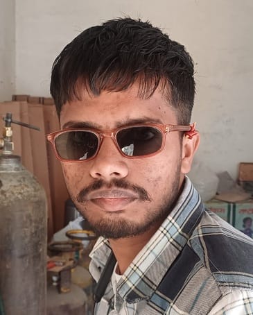छावनी के बीडी फ्लोर मिल स्थित सत्संग विहार की मुख्य सड़क पर जमा पानी के बीच से गुजरते वाहन चाल छावनी के बीडी फ्लोर मिल स्थित सत्संग विहार की मुख्य सड़क पर जमा पानी के बीच से गुजरते वाहन चाल