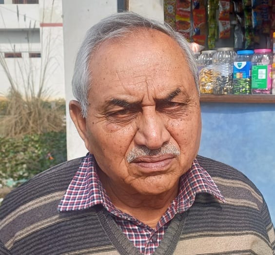 छावनी के बीडी फ्लोर मिल स्थित सत्संग विहार की मुख्य सड़क पर जमा पानी के बीच से गुजरते वाहन चाल छावनी के बीडी फ्लोर मिल स्थित सत्संग विहार की मुख्य सड़क पर जमा पानी के बीच से गुजरते वाहन चाल