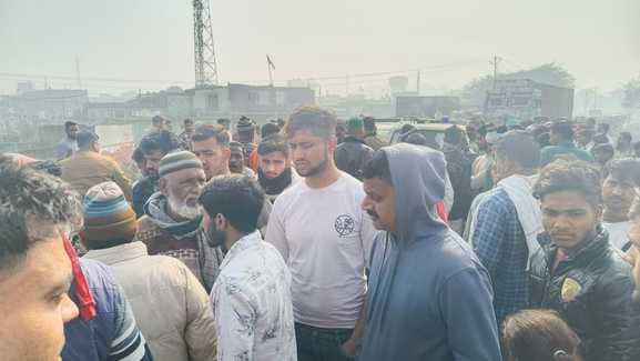 फाइल फोटो मृतक प्यारेलाल एवं खड़ी भीड़ फाइल फोटो मृतक प्यारेलाल एवं खड़ी भीड़