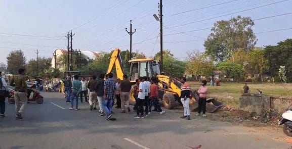 घायलों का चल रहा इलाज