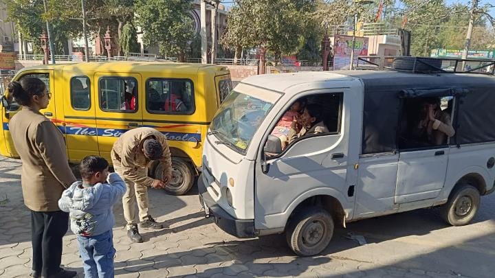 पुलिस टीम डाग स्कवायड टीम के साथ निजी बसों में जांच करते हुए। संवाद पुलिस टीम डाग स्कवायड टीम के साथ निजी बसों में जांच करते हुए। संवाद