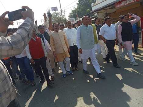 सीहोर। विधायक भार्गव sdm को ज्ञापन देने जाते हुए।