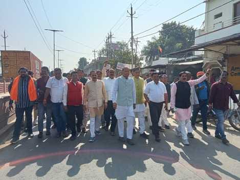 सीहोर। विधायक भार्गव sdm को ज्ञापन देने जाते हुए।