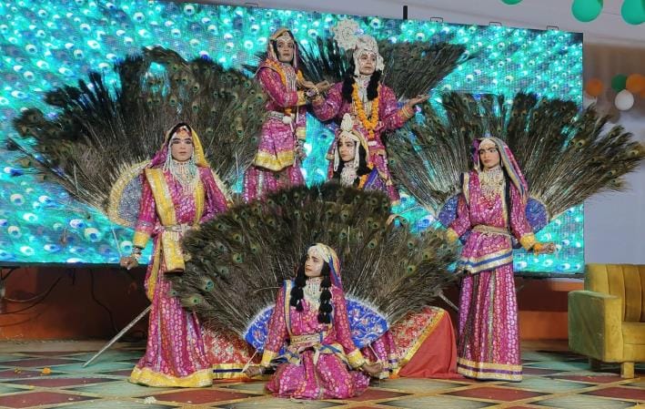 सांस्कृतिक पांडाल में रासलीला का मंचन करते कलाकार। सांस्कृतिक पांडाल में रासलीला का मंचन करते कलाकार।