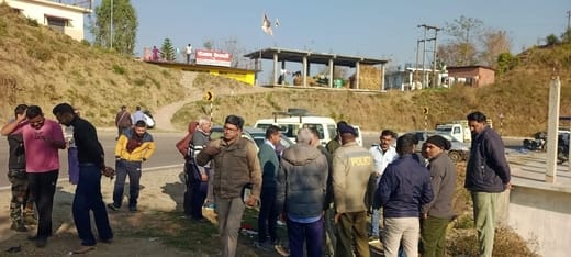 भराड़ी में आयोजित व्यापार मंडल व टैक्सी यूनियन की बैठक में मौजूद पदाधिकारी व अधिकारी। संवाद भराड़ी में आयोजित व्यापार मंडल व टैक्सी यूनियन की बैठक में मौजूद पदाधिकारी व अधिकारी। संवाद