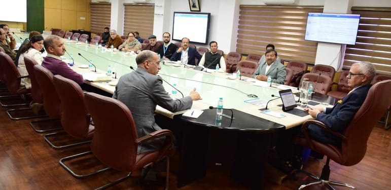 बिजली विभाग के अधिकारियों के साथ समीक्षा बैठक करते मुख्यमंत्री उमर अब्दुल्ला। 