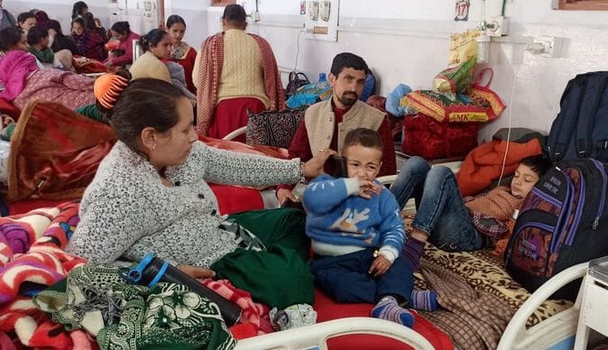 चंबा मेडिकल कॉलेज के शिशु रोग वार्ड़ में एक बिस्तर पर उपचाराधीन दो बच्चे। -संवाद चंबा मेडिकल कॉलेज के शिशु रोग वार्ड़ में एक बिस्तर पर उपचाराधीन दो बच्चे। -संवाद