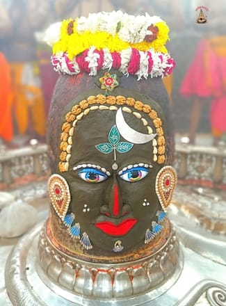सिर पर मां गंगा ललाट पर त्रिपुंड- त्रिनेत्र आज भस्म आरती में कुछ ऐसे श्रृंगारित हुए बाबा महाकाल