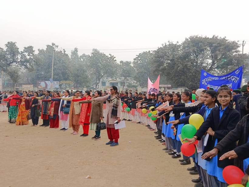 शाहजहांपुर में सपा कार्यालय पर नेताजी सुभाष चंद्र बोस के चित्र पर पुष्पांजलि अर्पित करते पदाधि